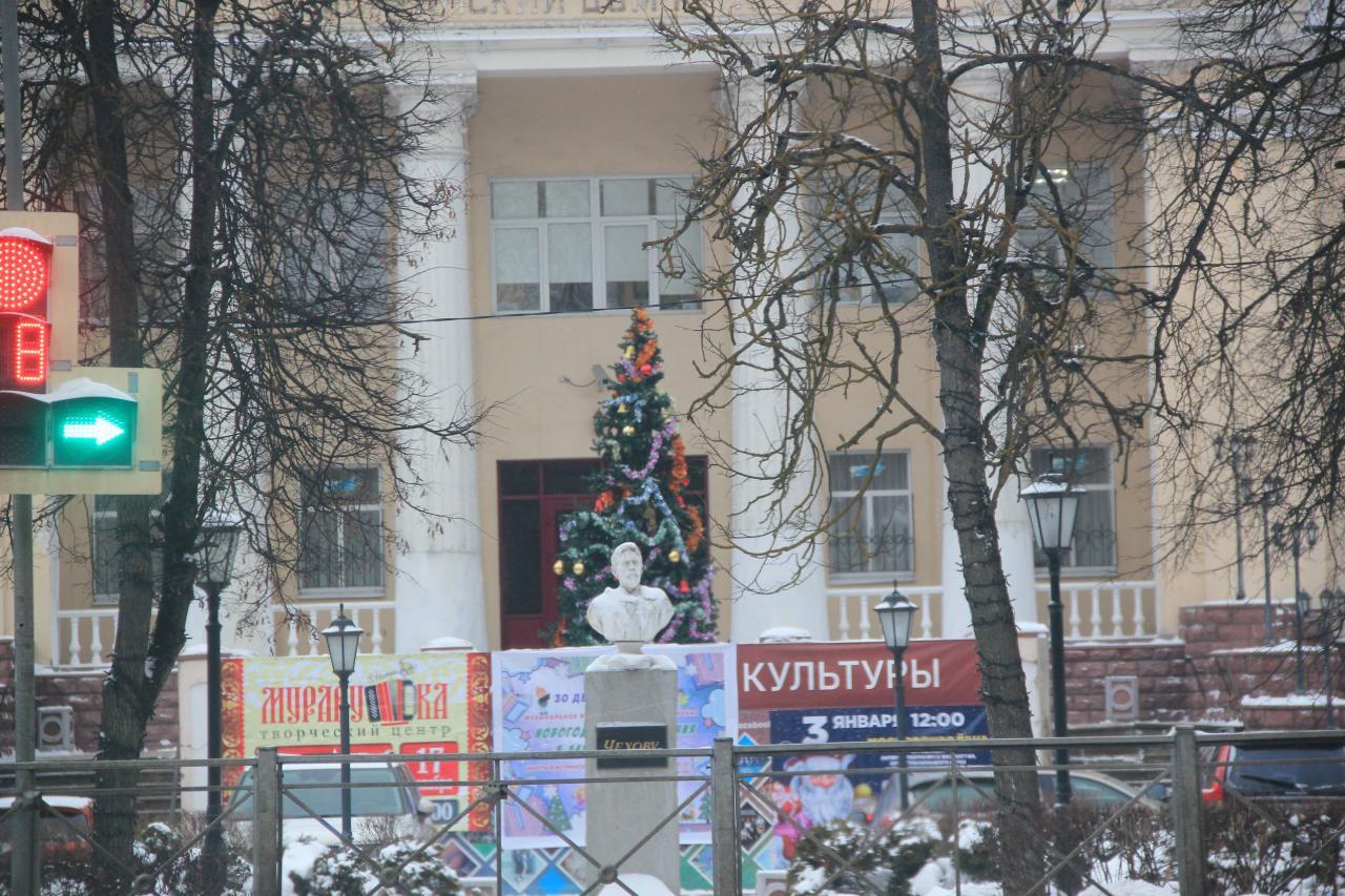 Улицы Истры украсила свинья: город готовится к встрече Нового года |  09.12.2022 | Истра - БезФормата